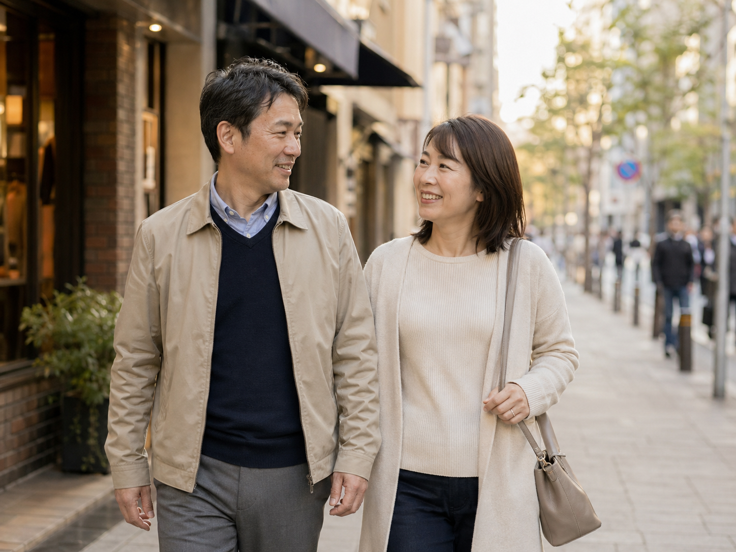 街中を歩く40代の男女