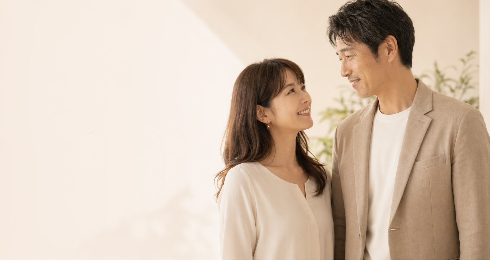 紹介制の強みを表す落ち着いた雰囲気の男女